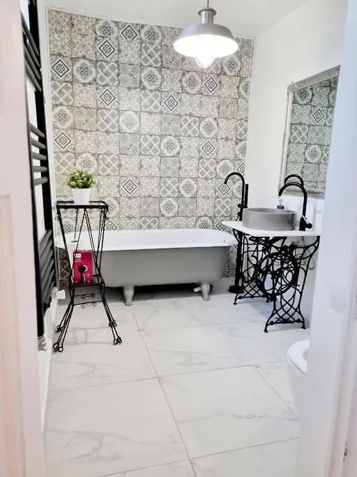 Cozy Apartment Near City Center Bucarest