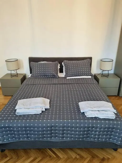 Cozy Apartment Near City Center Bucarest