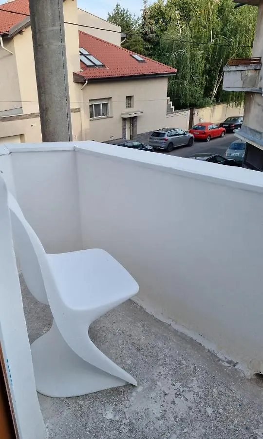 Cozy Apartment Near City Center Bucarest